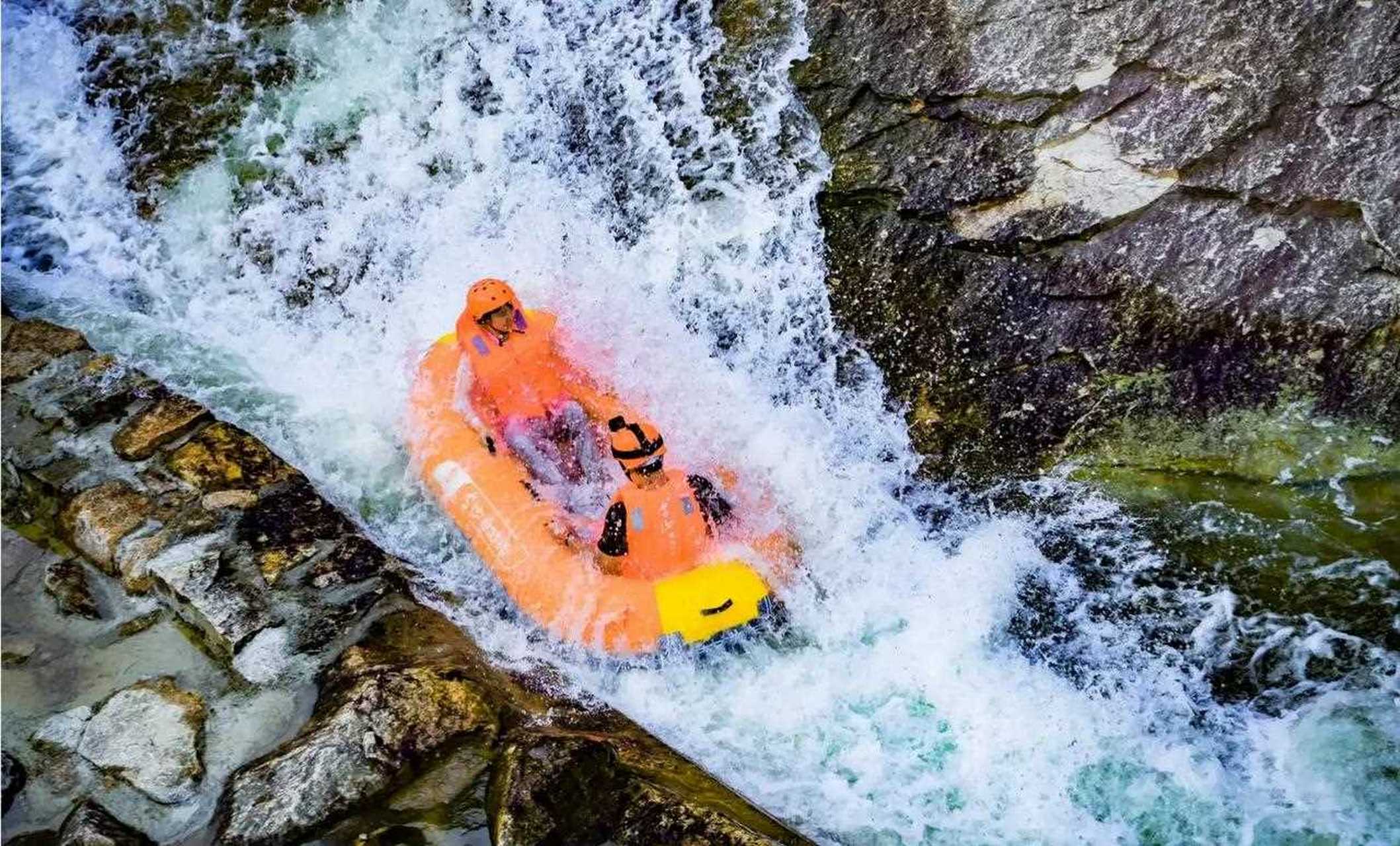 桐庐县竹溪乐园漂流名叫雪山激流回旋,又名名山漂流.