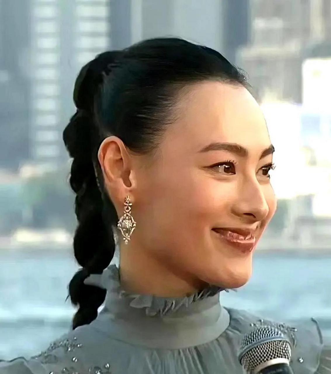 梁洛施面带男相,五官硬朗,天圆地方,耳朵高过眉,有大富大贵之相,生了