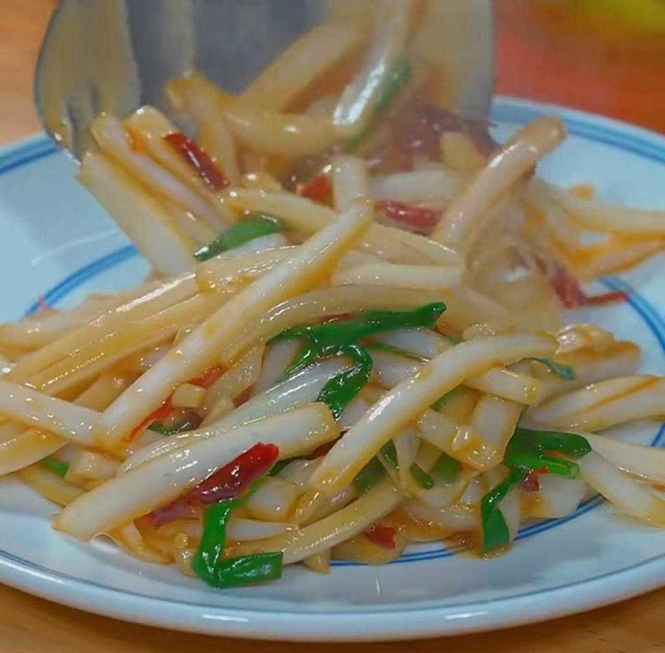 食材:白菜,干辣椒,蒜,葱 做法:[友军] 1,白菜梆子清洗干净后切成纤靠