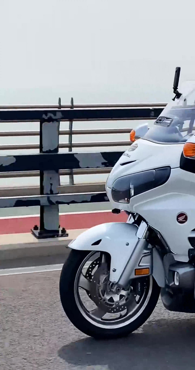 这世道真是变了吗?一介女流,骑这么大的摩托车竟然游刃有余