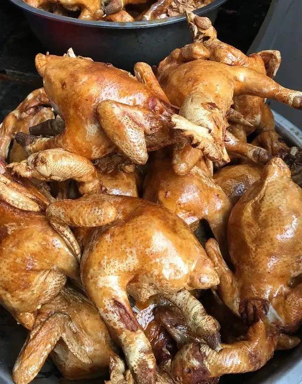 南阳特产——郭滩烧鸡  在唐河县郭滩烧鸡远近闻名,素有"肉质鲜嫩""
