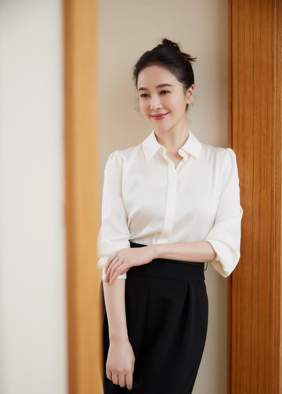 氧气美女左小青出席活动,白衬衣黑长裤,眼大迷人,凸显知性气质