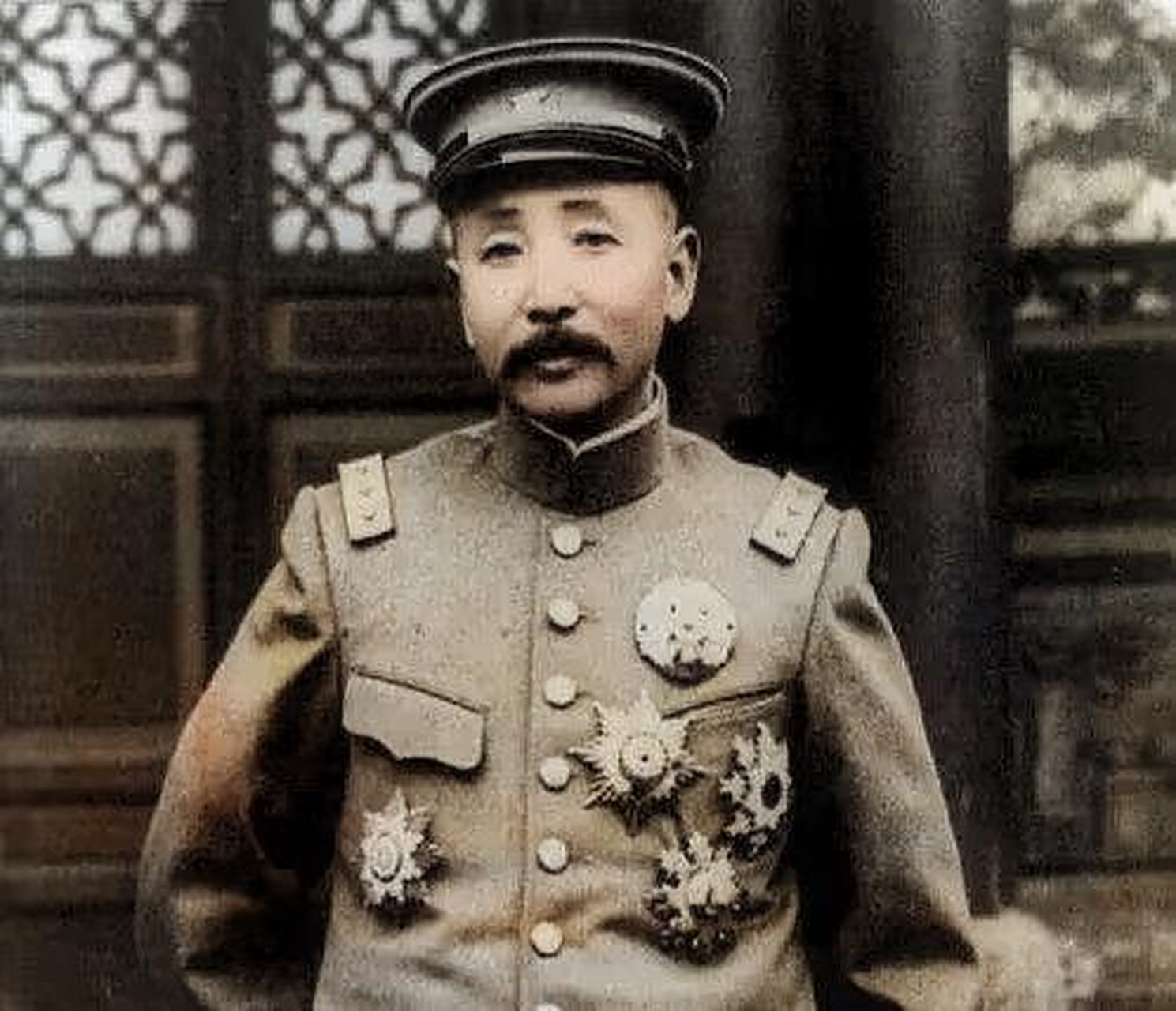 1907年锦西匪首中周恩波被斩首前的照片.