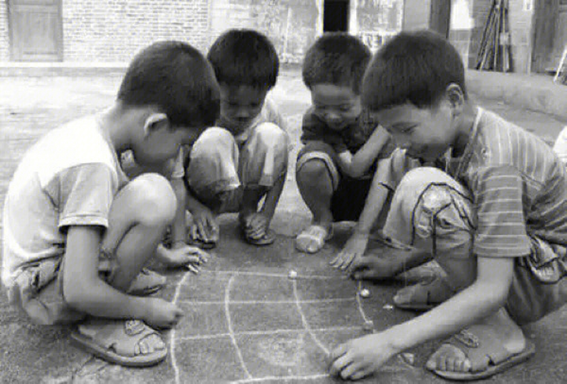 历史老照片:八九十年代小朋友的娱乐活动,你们玩过图上哪些?