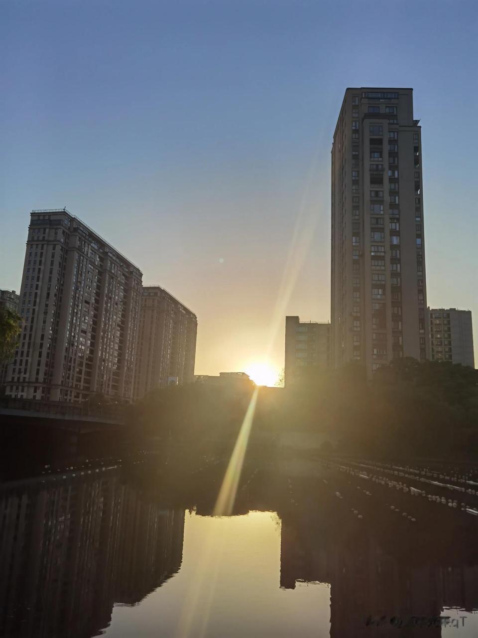 浙江杭州五一节清晨太阳冉冉升起(今晨5:43分抓拍)