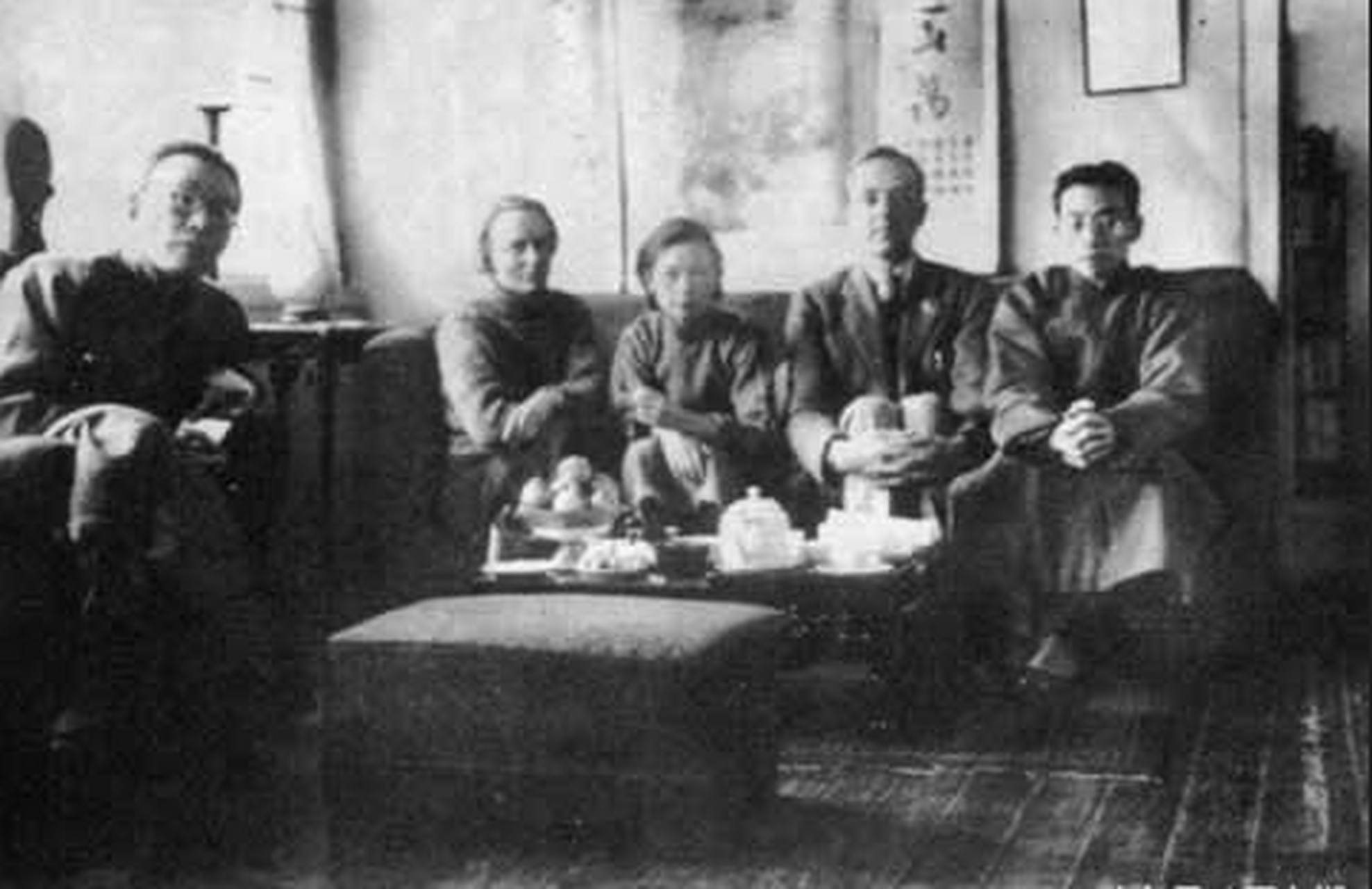 林徽因,梁思成,金岳霖,费慰梅等人在太太的客厅合影.