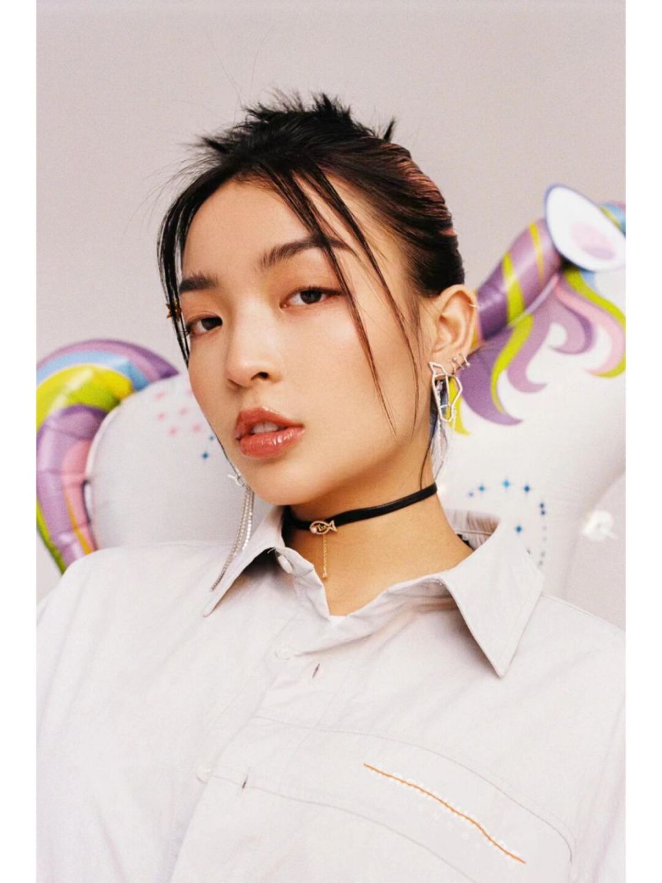 vava的魅力演绎:说唱歌手的杂志写真大片  自六岁起