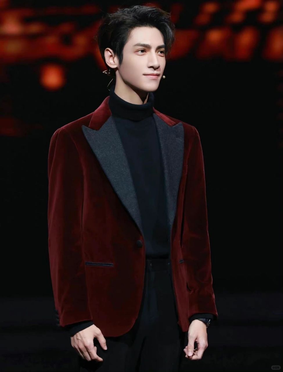 朱一龙是19年央视54晚会穿的 罗云熙是今年网络视听盛典穿的 不知道