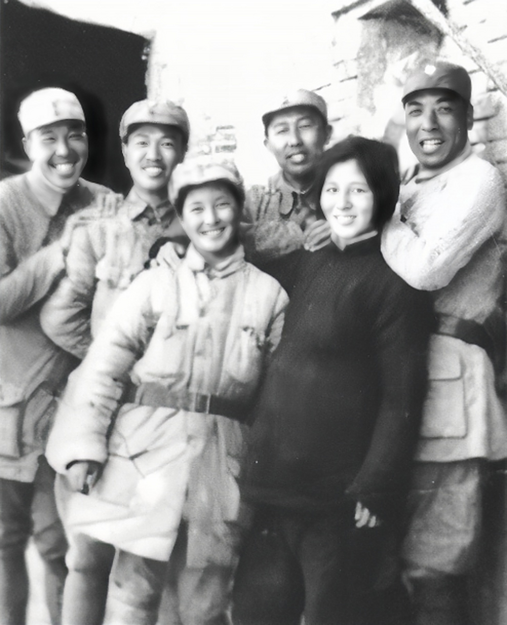 前排左一邓华的夫人,李玉芝,左二王平的夫人,范景新.