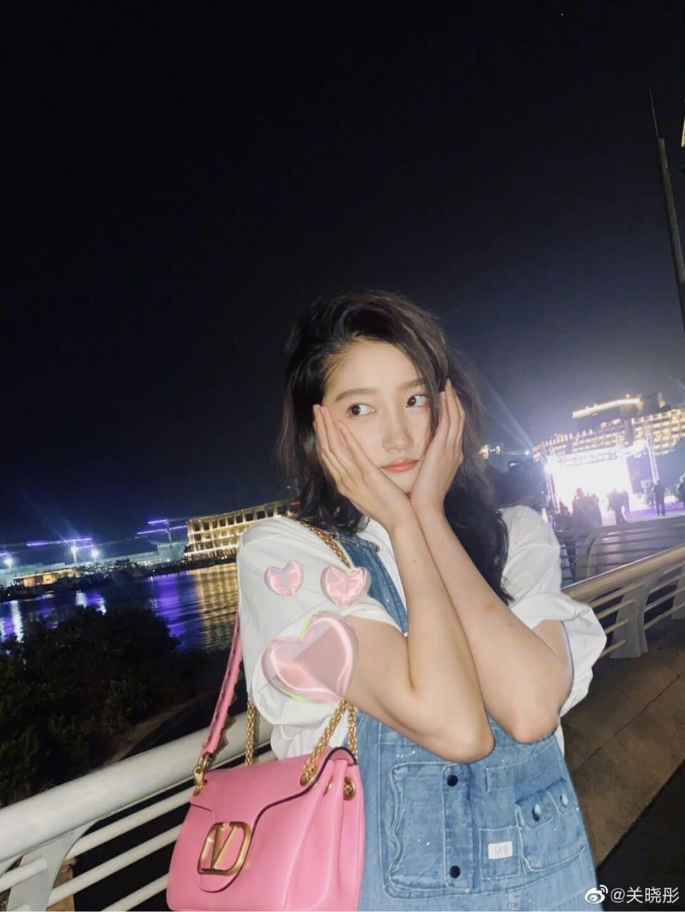 关晓彤晒海边夜市随拍 青春活力少女感十足 关晓彤20211206晒出一组