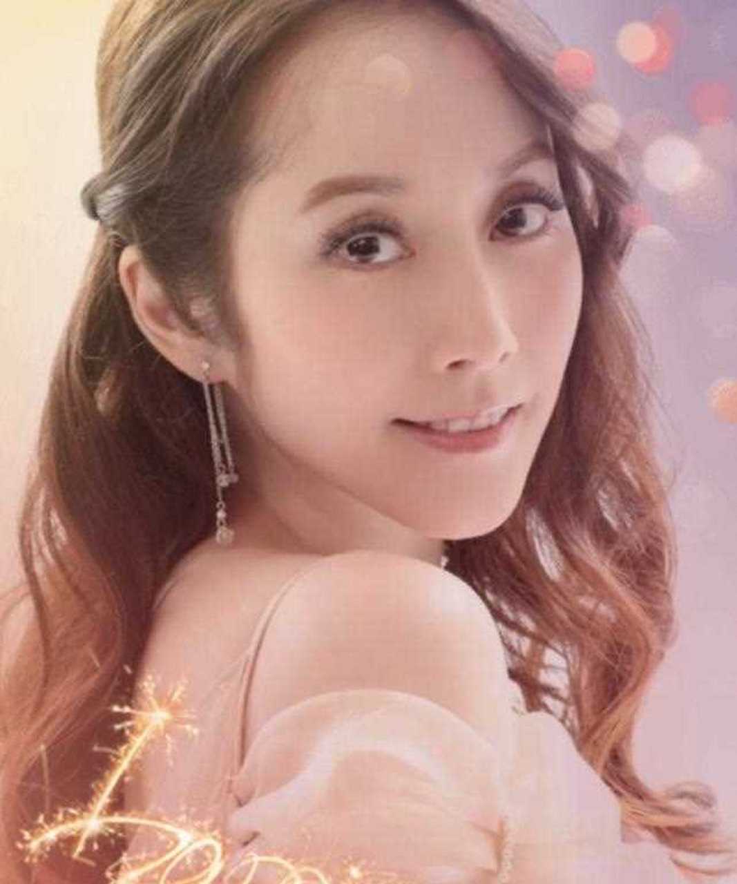 一代女神许慧欣近照曝光.小肚子隆起,疑似怀了二胎.