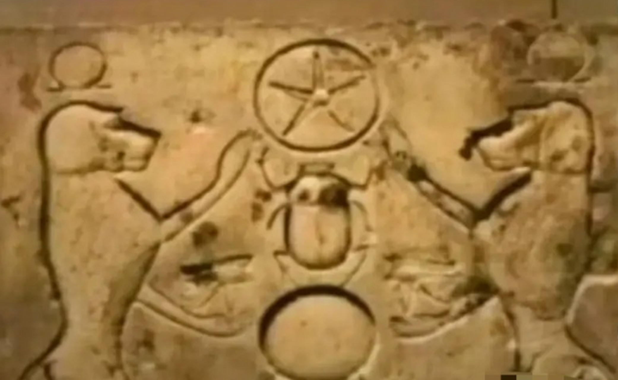 三星堆出土的太阳轮和古埃及刻画中的太阳轮,几乎一模一样,虽然同处于