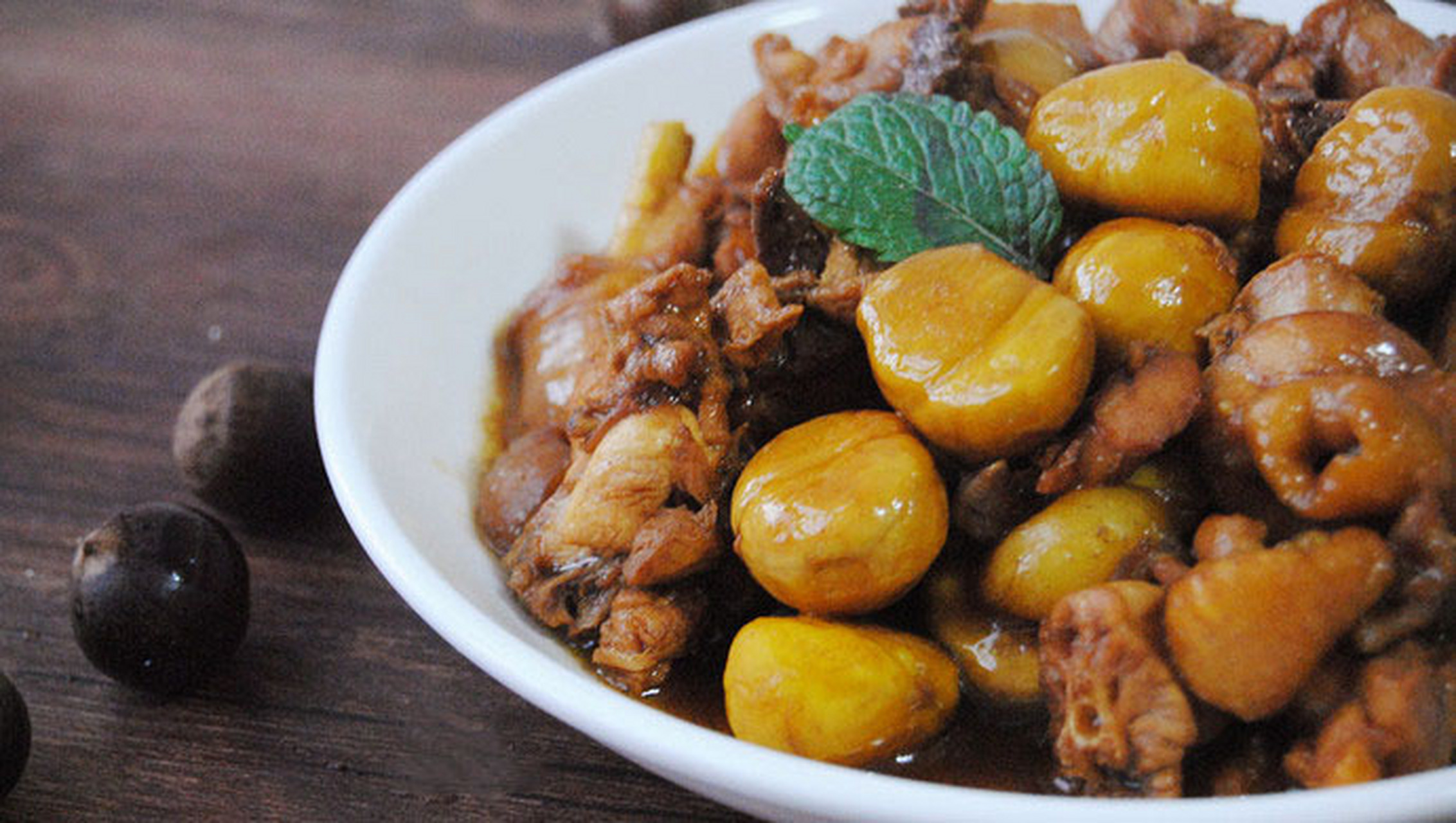 秋天的季节正好是板栗大量上市的季节,做上一份鲜香的板栗烧鸡,让板栗