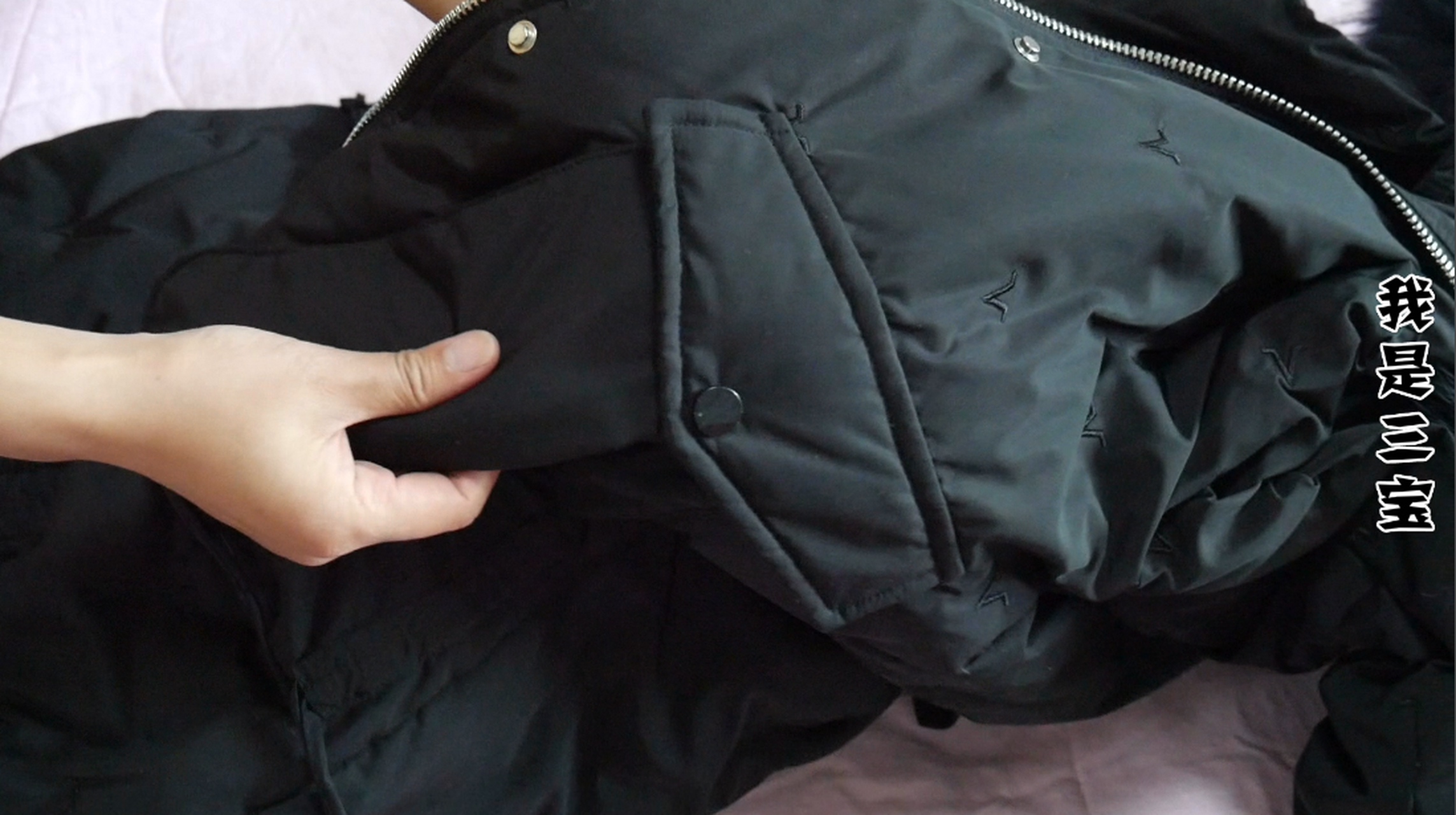 黑色羽绒服怎么洗才不留印子（黑色羽绒服怎么洗）-第1张图片-潮百科