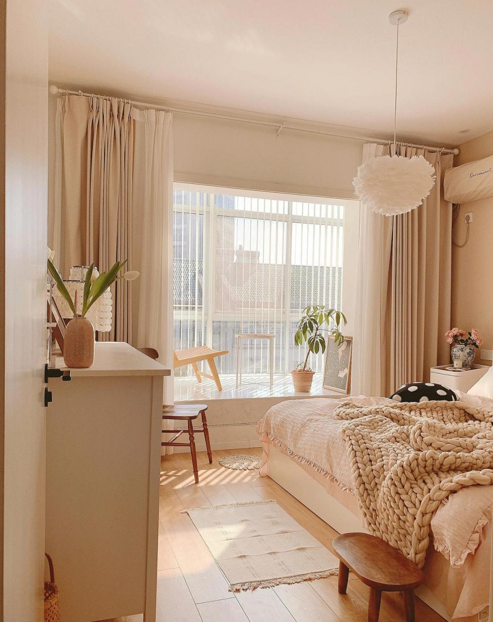 温柔舒适的奶茶系女生卧室装修~  你喜欢这样的装修吗?喜欢点个赞吧.