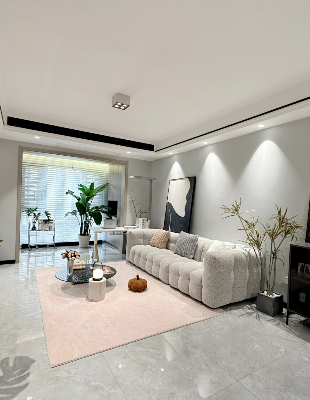 邻居家的现代简约风格:浅灰色地砖通铺,搭配同色美缝,显大又耐脏#装修