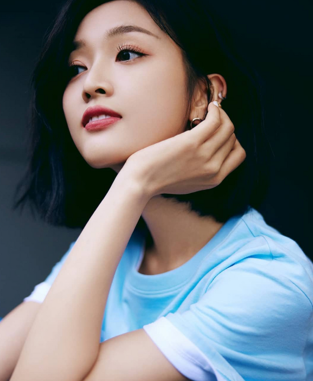 甜美可人的#吴宣仪# 清爽短发配t恤,娇嗔欲滴,美艳动人.