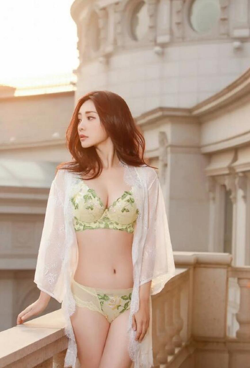 柳岩,性感内衣搭配透视睡衣,还是那个性感女神.