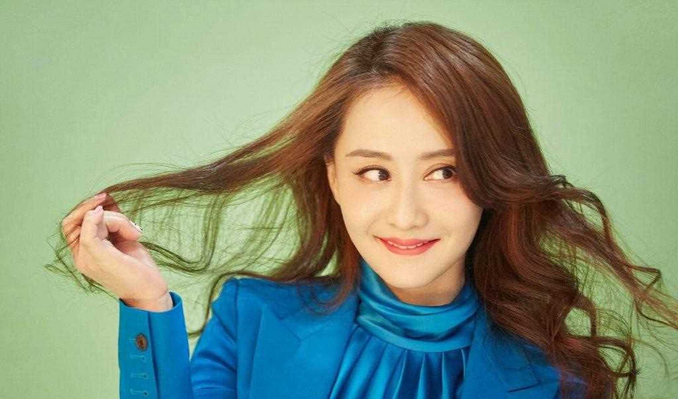 陈德容微博晒出写真,一件蓝色西装搭配栗色卷发典雅高贵,女神容颜不改