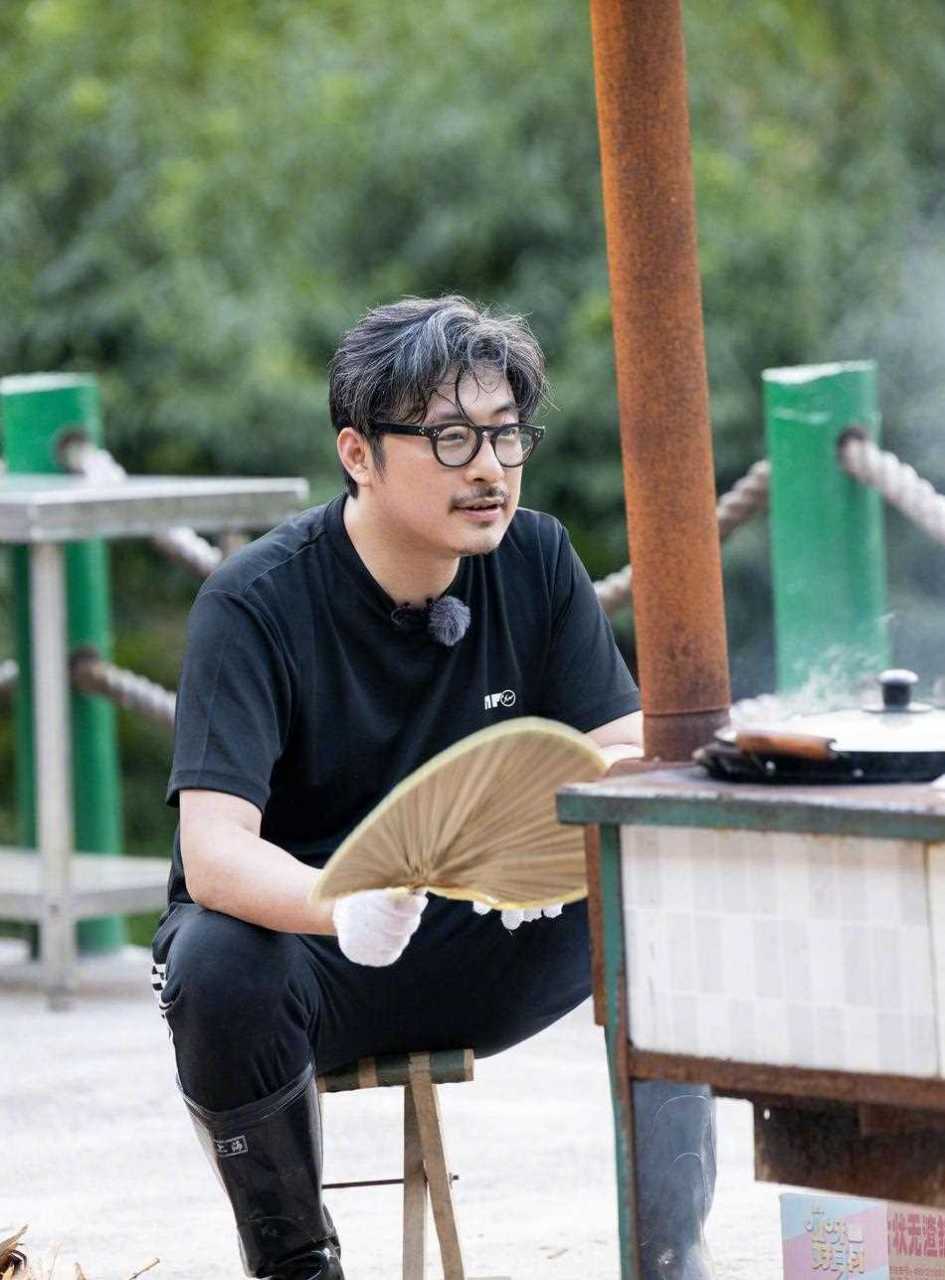 李湘晒出一组与老公王岳伦做农活的照片,照片中二人划竹筏捞鱼做饭,做