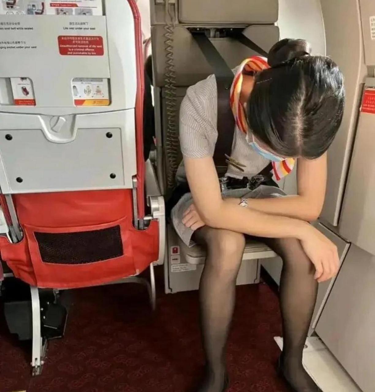 网友:不懂就问,空姐那么累,赚的还不够多,为什么还有人争着抢着去做?