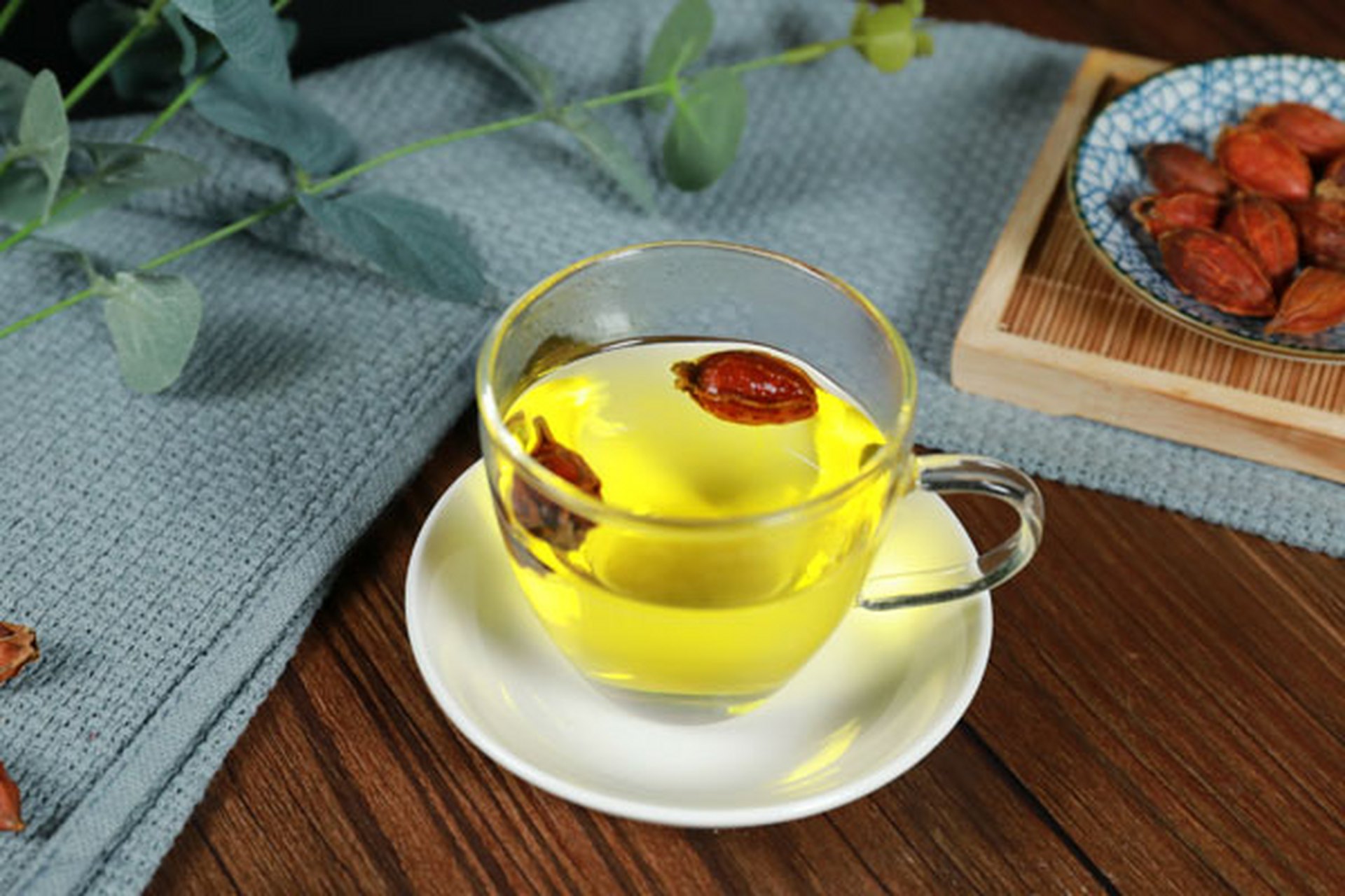 栀子泡水的功效与作用有凉血解毒,泻火除烦等.