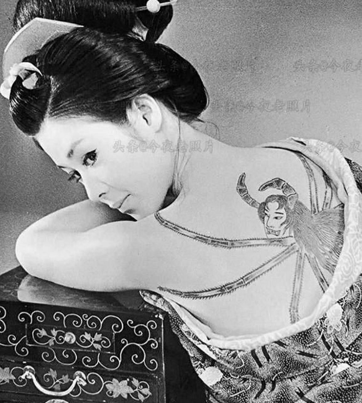 老照片:艺伎满背纹身,美军用炮弹当床,收集人皮的女德军