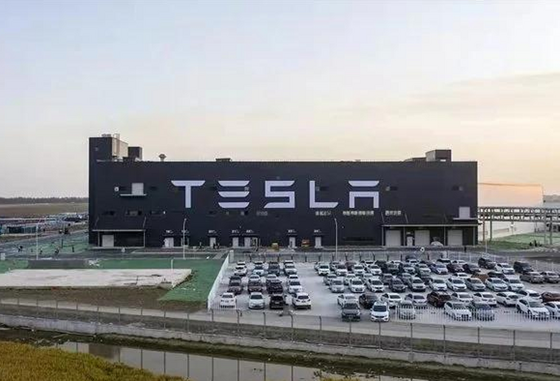 上海临港的特斯拉储能超级工厂开始招聘,普通工人1年17薪,月薪 1 万块