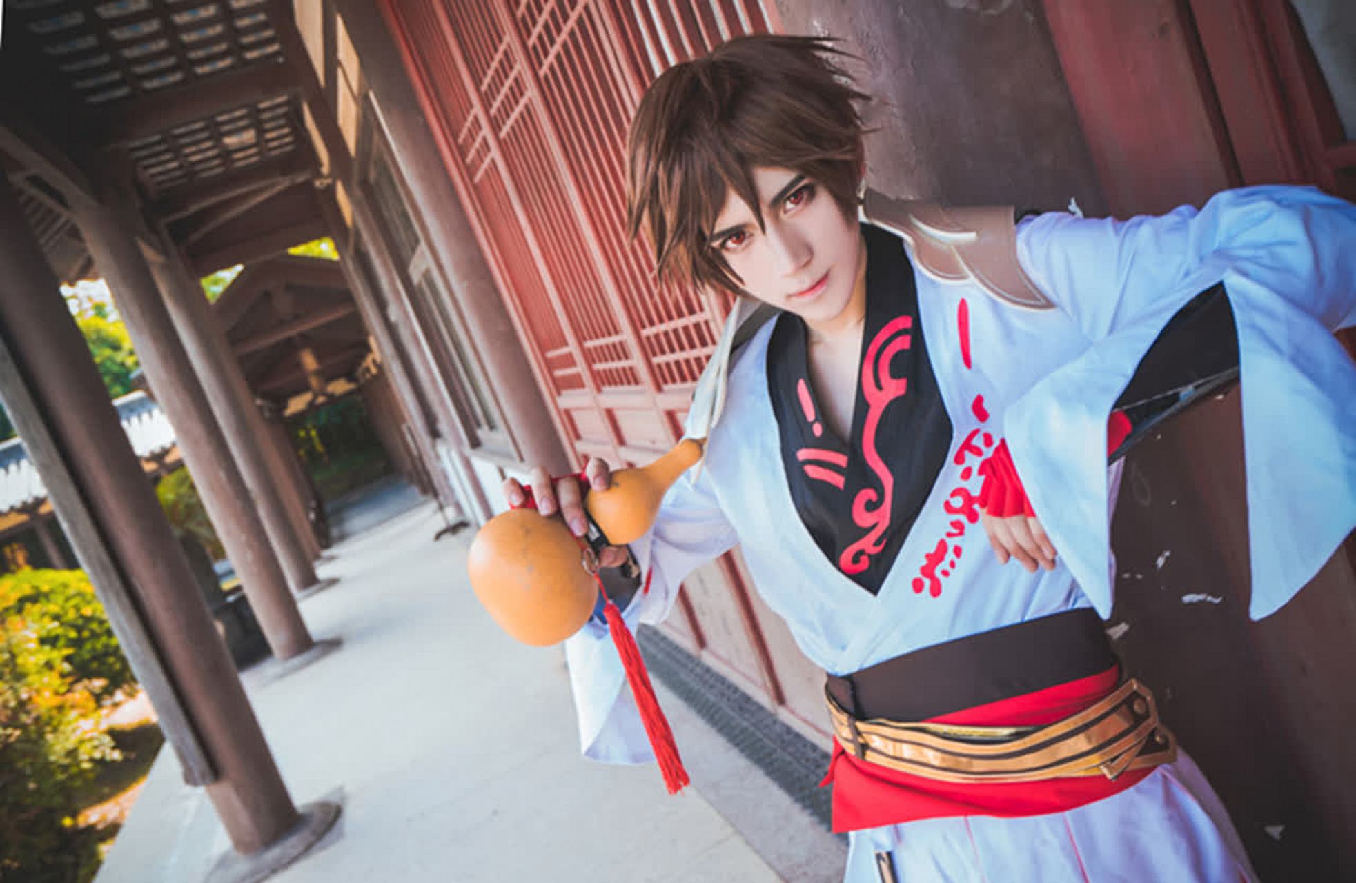 cos秀# #王者综合#《王者荣耀》中的青莲剑仙李白cos总是容易出帅哥.