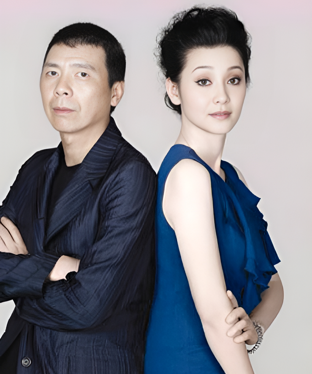 在80年代,张娣爱上了一个很有才华但长相一般的人,名叫冯小刚!