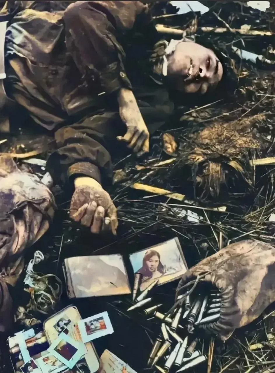 1967年,美越战场,一名越南士兵不幸被炮弹碎片击中,当美军发现他时,他