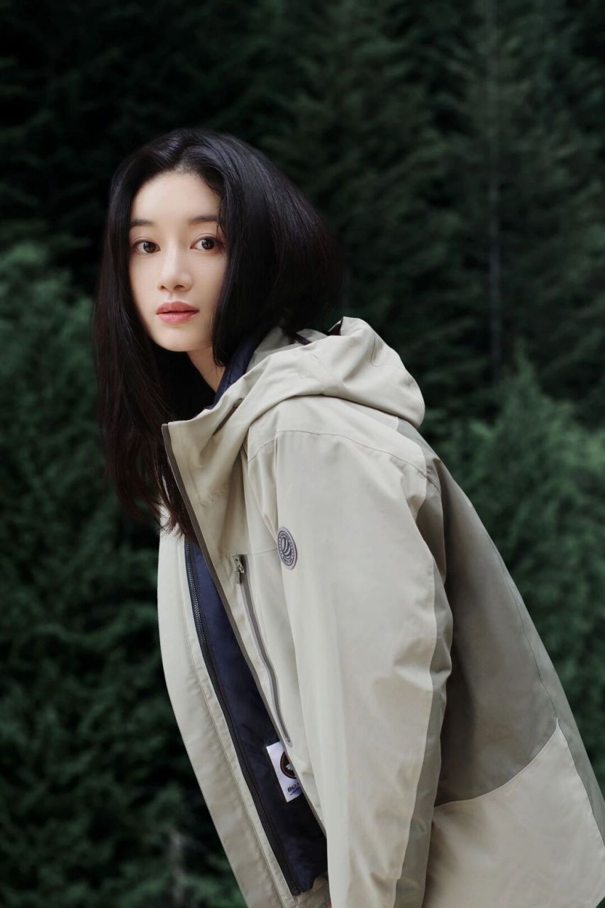 郭晓婷晒出一组照片 身穿经典羽绒服品牌—— 波司登绿色冲锋衣,搭配