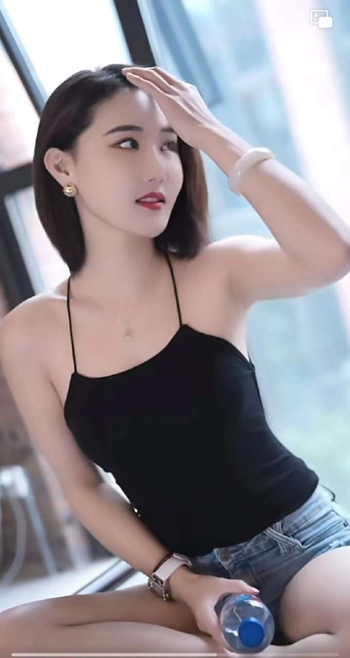 打开抖音一下又刷到了安美女,她的身材真好,可谓是魔鬼身材,她自信