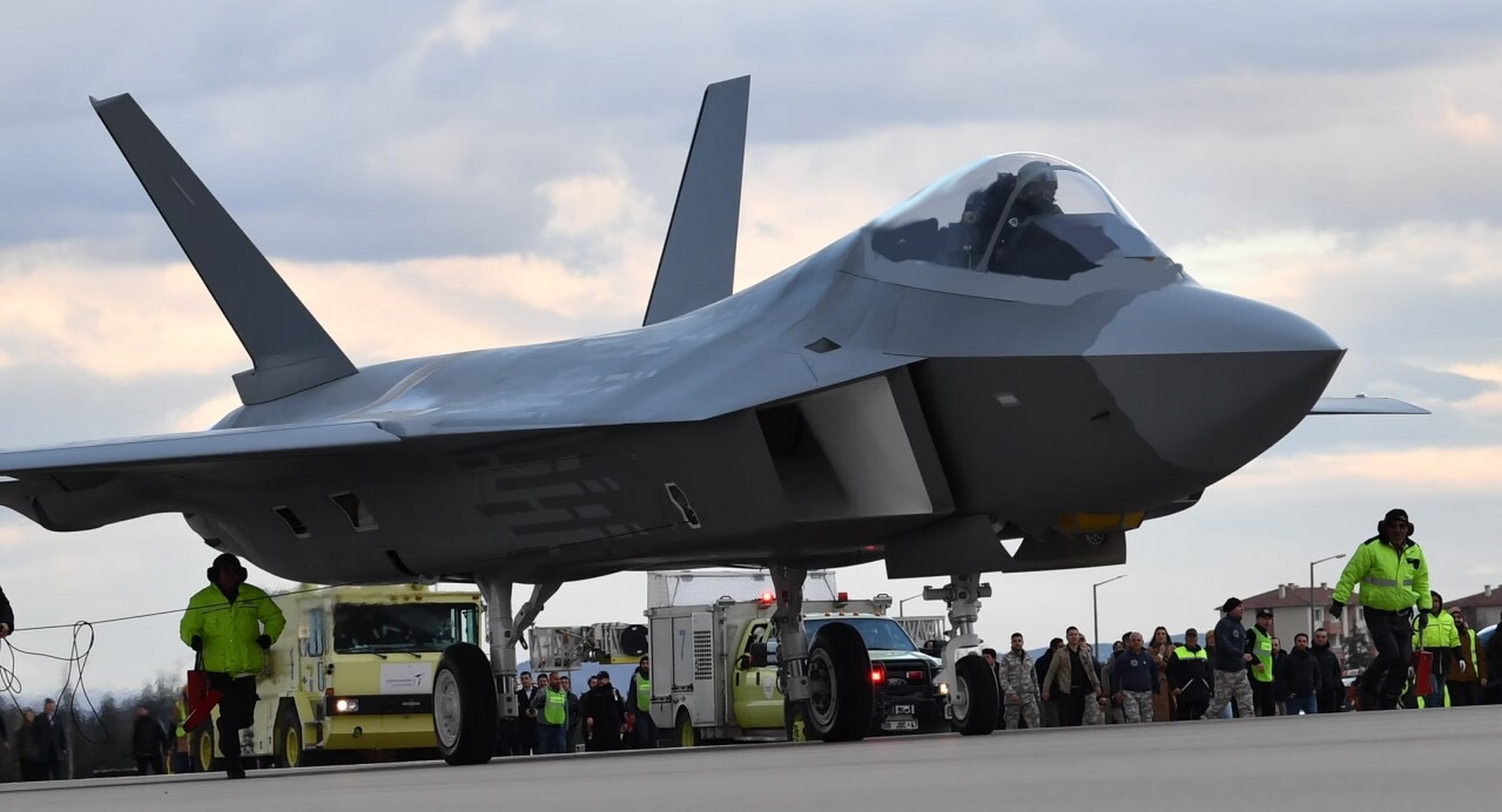 前段时间,土耳其军工公开了tf-x战斗机的一些照片和视频,看图片中的