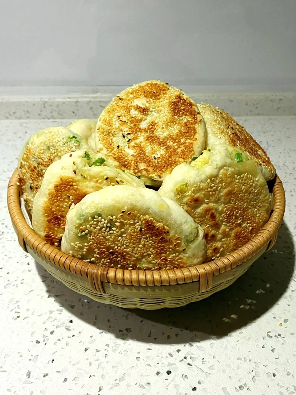 今天在家里烙了一筐发面葱花芝麻饼!巨香! 又烙饼啦!