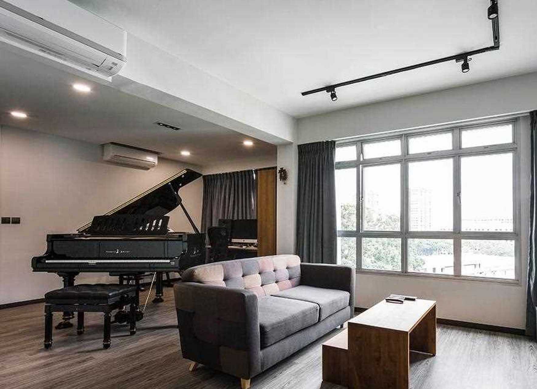 因为有一架大钢琴比较占空间,因为将其设计在客厅空间.