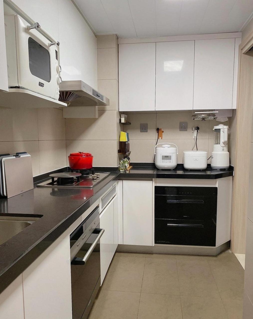 入住2厨房改造,[饺子]分 厨房原本是黑色台面,地面瓷砖也是棕色的,加