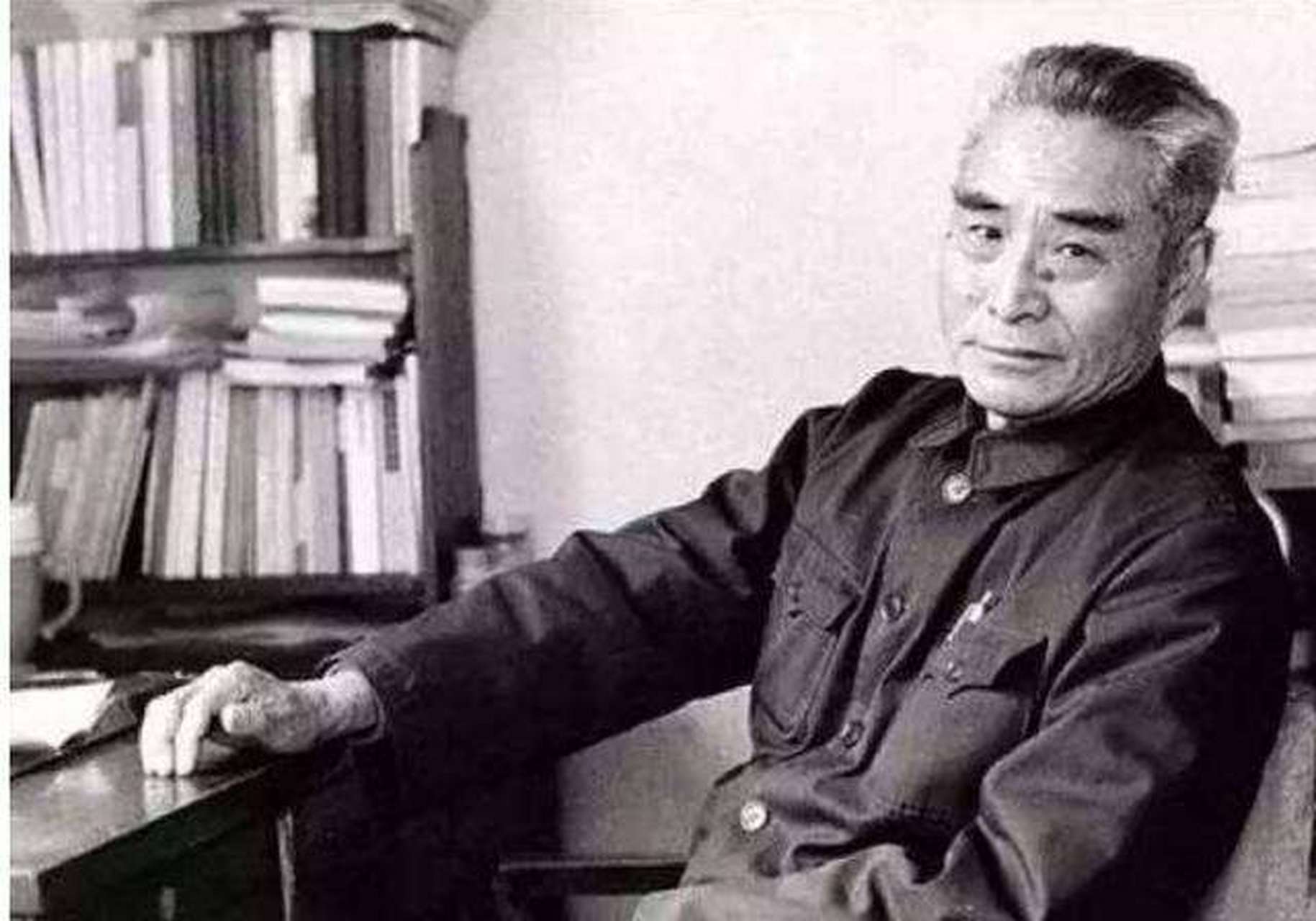 国民党精锐第12兵团司令黄维被俘以后,解放军青年干部质问黄维:为什么