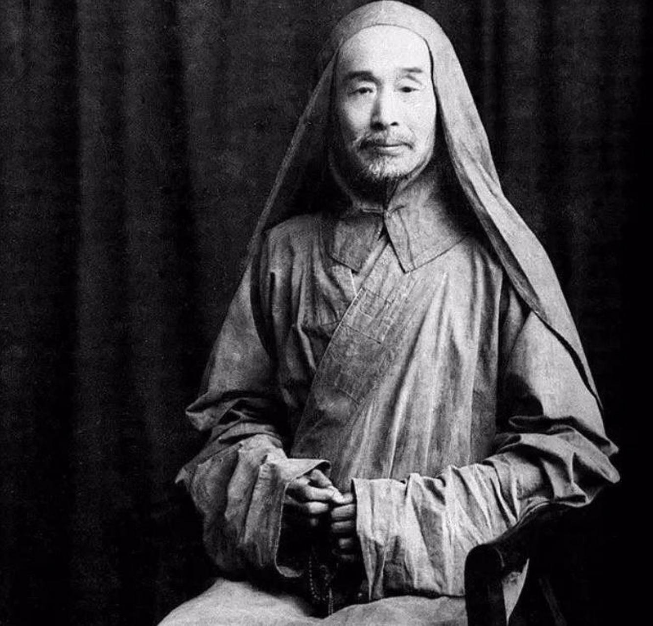 弘一法师圆寂前,在寺院里把弟子叫到身边说:"入棺材的时候,记得在四个