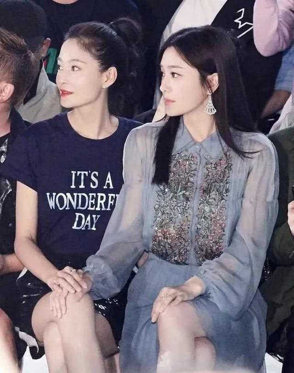 哇,这俩好可爱啊,应采儿阳光开朗洒脱又喜庆,秦岚甜美又乖巧!