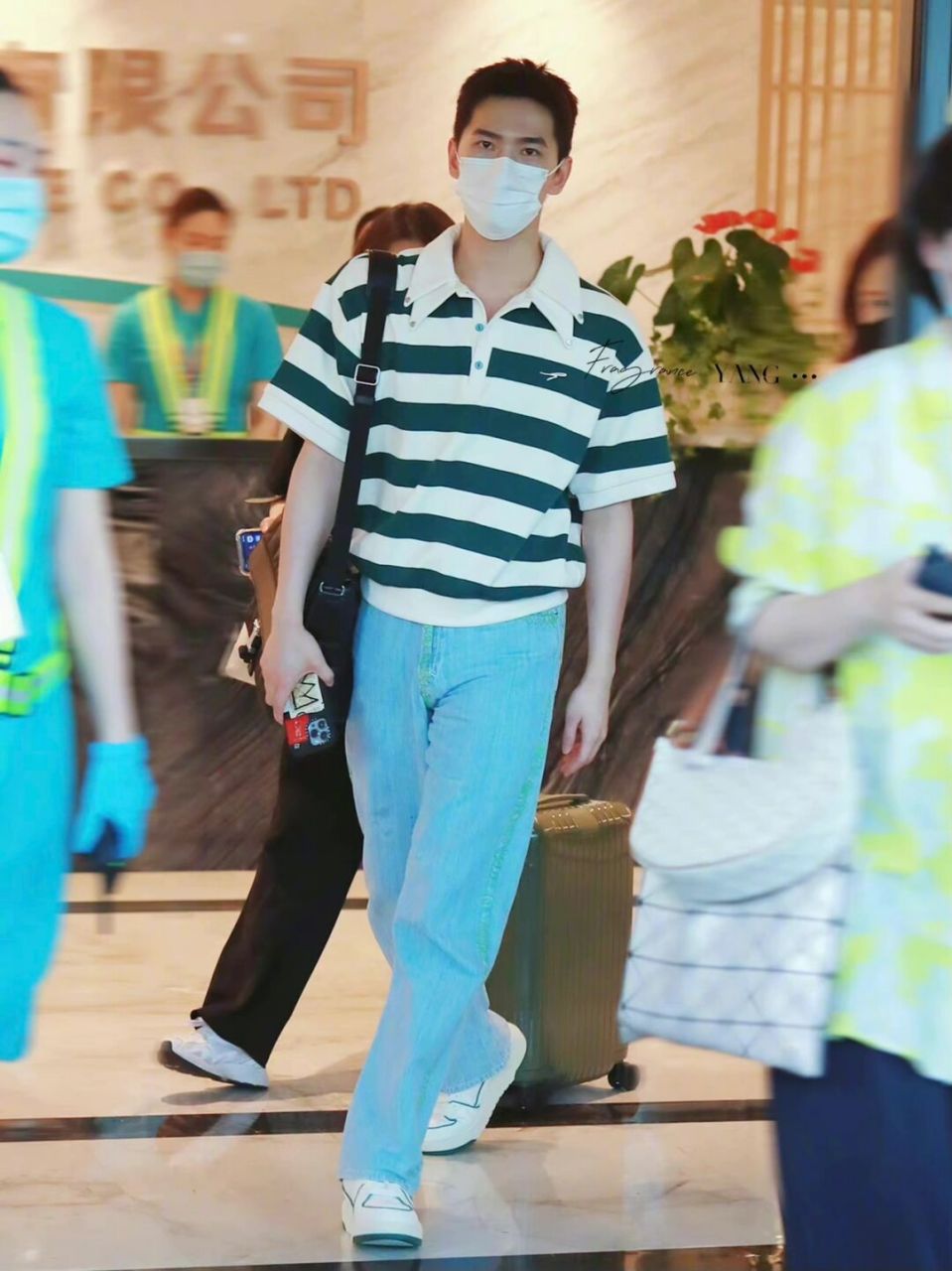 戴口罩剑眉星目识杨洋 今日私服很少年气 今日杨洋的机场街拍, 搭得很