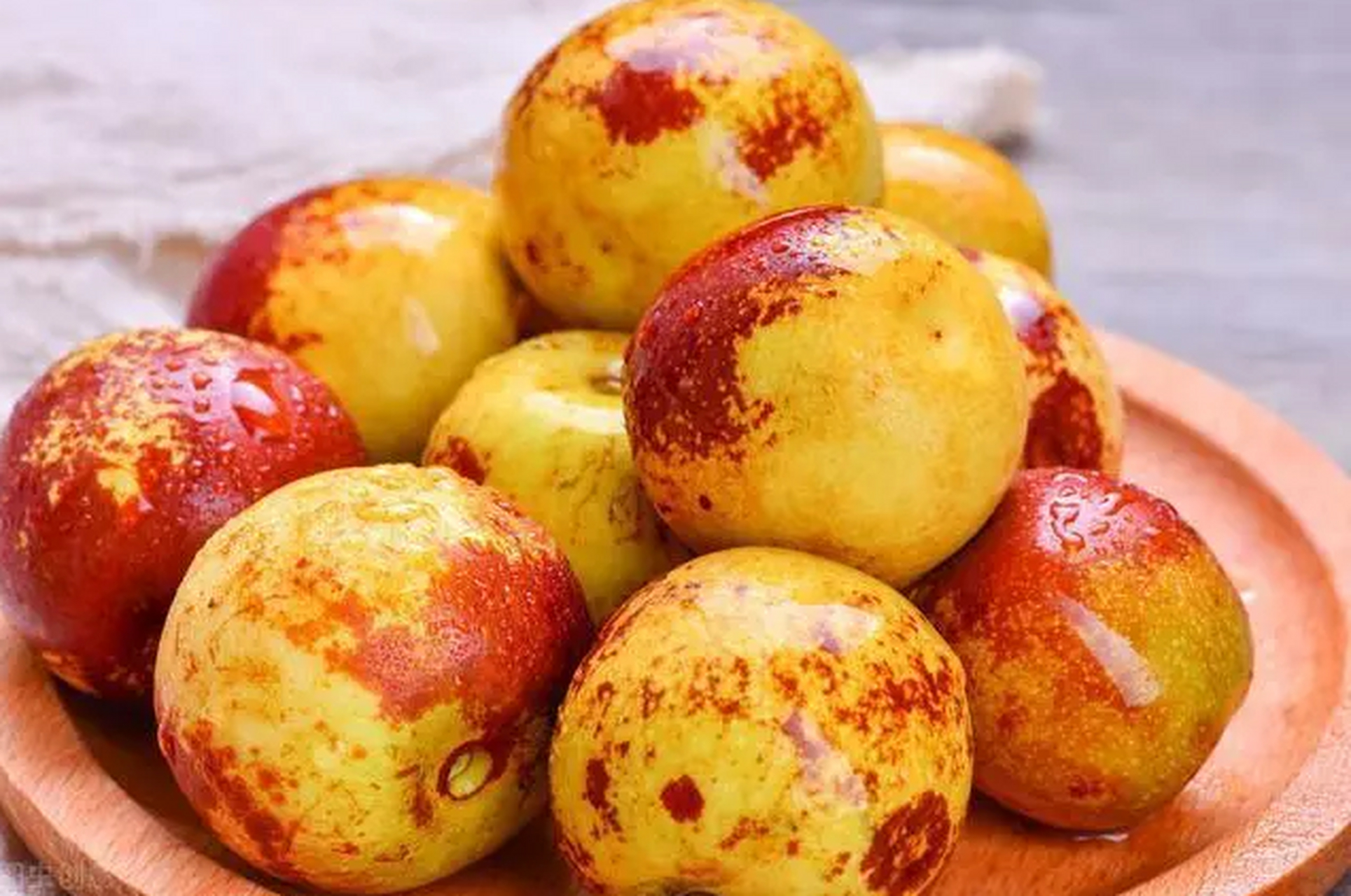 冬枣又叫雁来红,苹果枣,冰糖枣,是一种晚熟的食物品种,因为其汁肃多