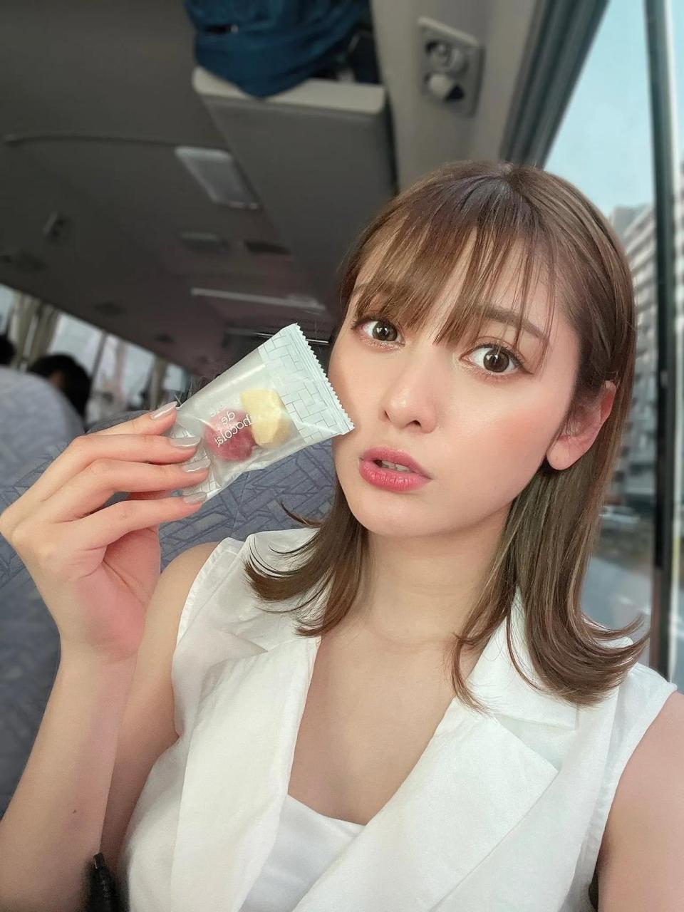 angela芽衣新对镜45∠自拍,白色永远的滴神,气质立马就出来啦!