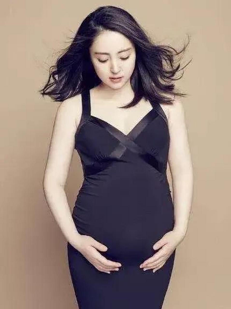 百家号星火计划# 赵文卓和怀孕的妻子拍了一组全luo写真照,看着真辣