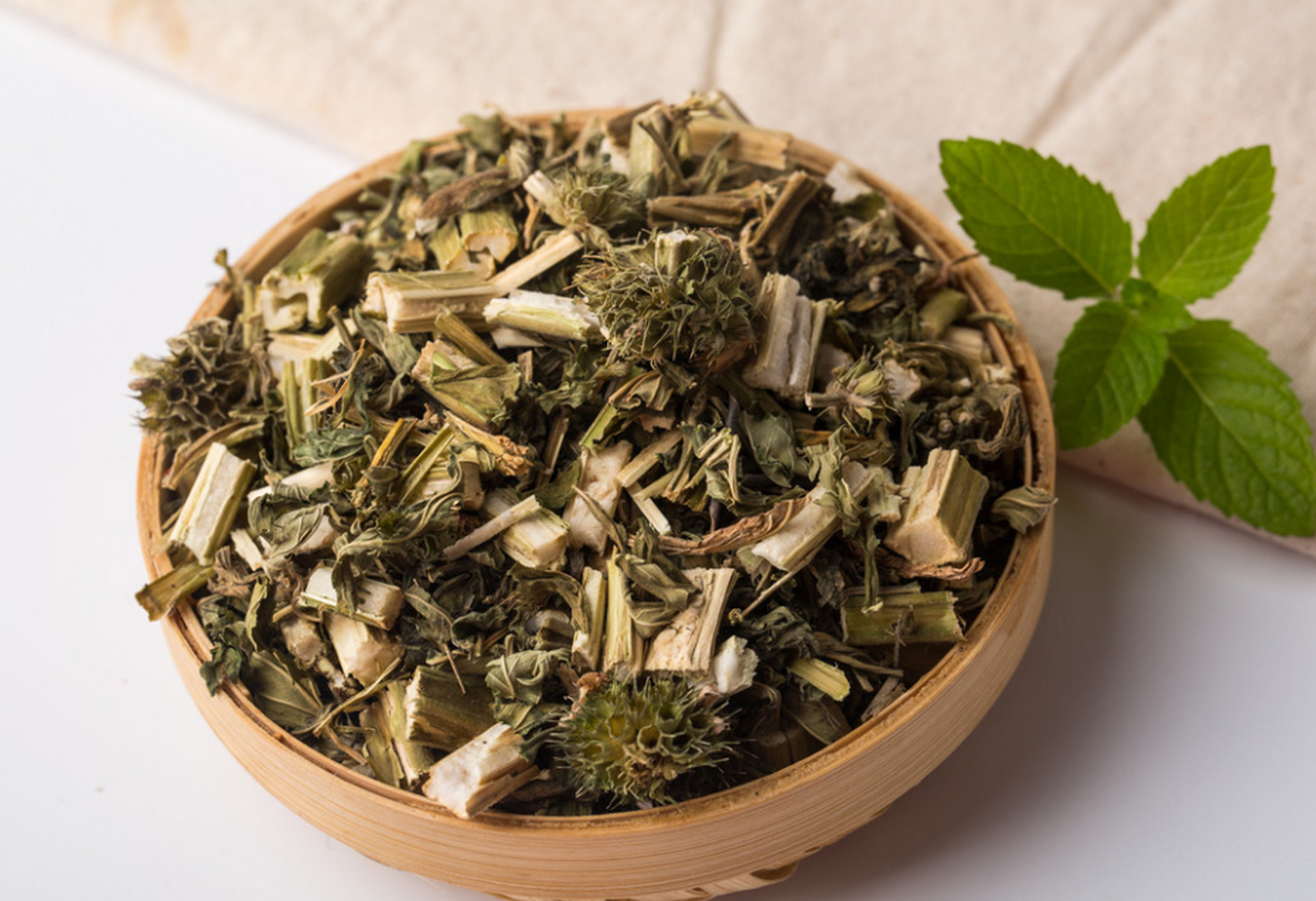 痛经指的是月经前后或者月经期间出现小腹疼痛,坠胀,伴有腰酸或者