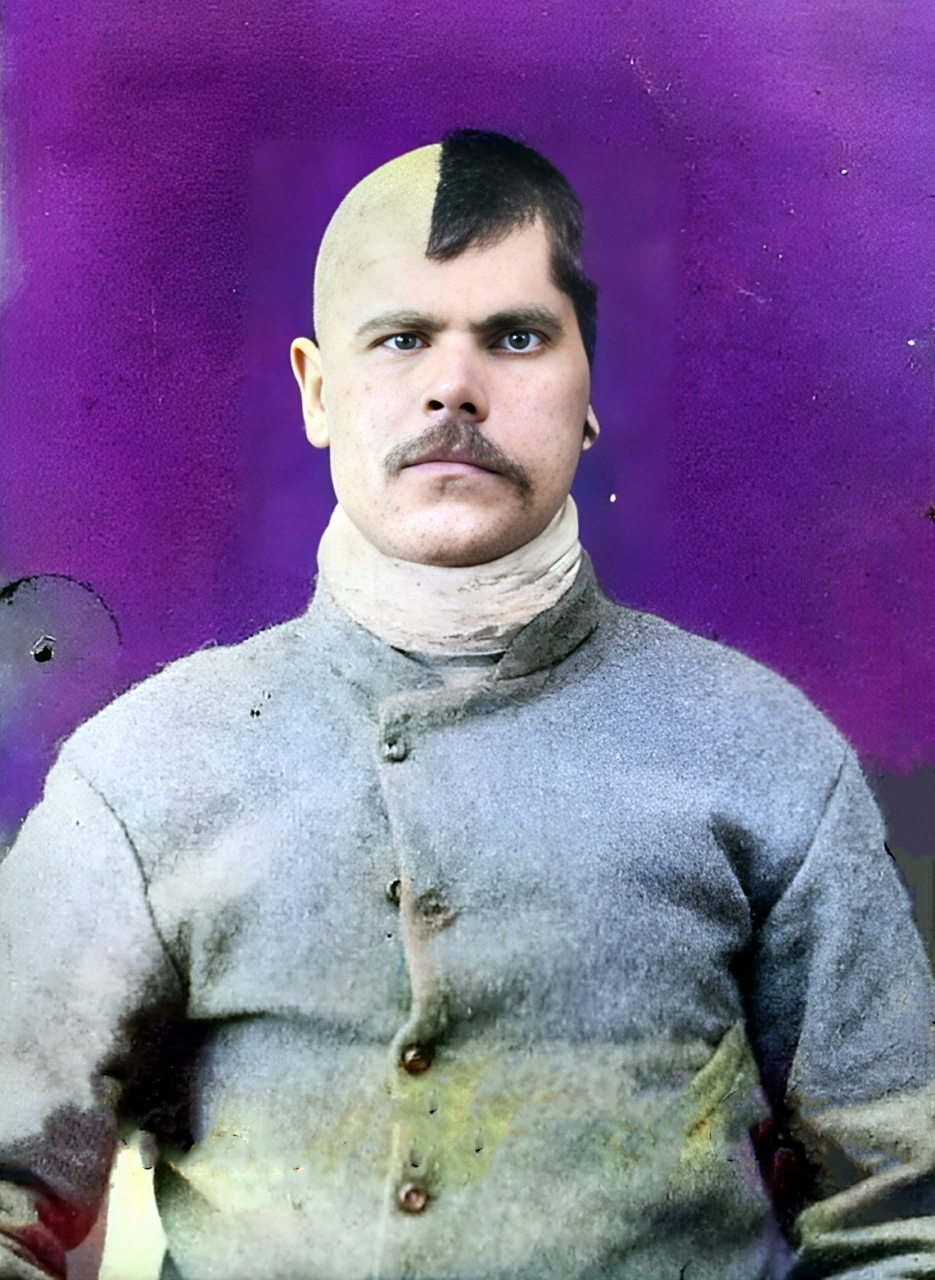 这些犯人被剃成"阴阳头"后最明显的是颜值急剧下降,与以前满头头发