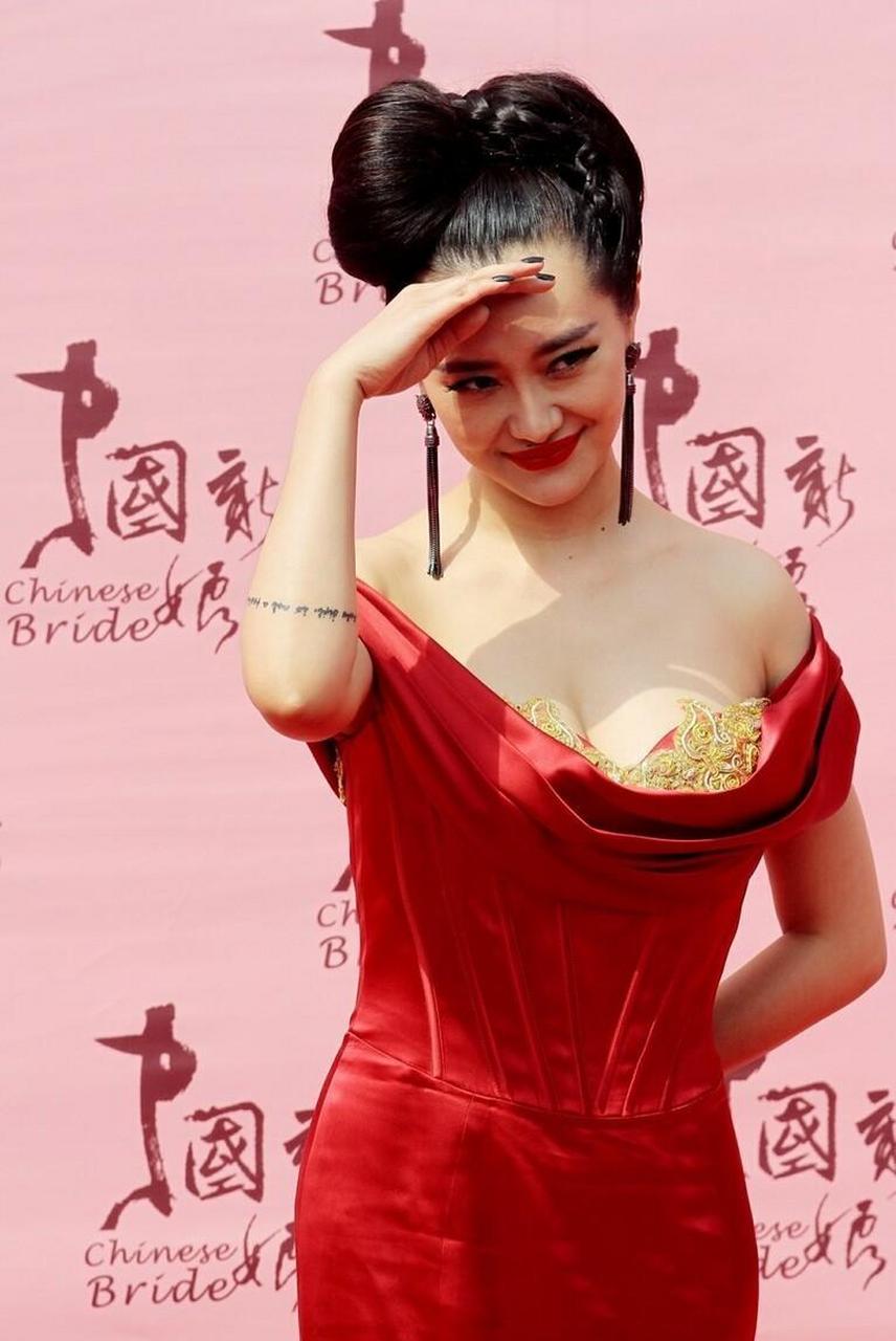 42岁爱戴好撩人,穿红色长裙配金色内衣,半露香肩更显雍容华贵