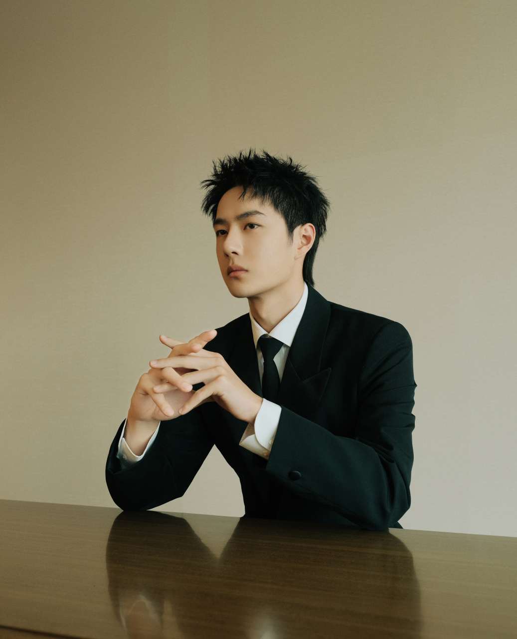 王一博在金鸡奖红毯上显得低调干练,身穿墨绿色西装,没有任何配饰.