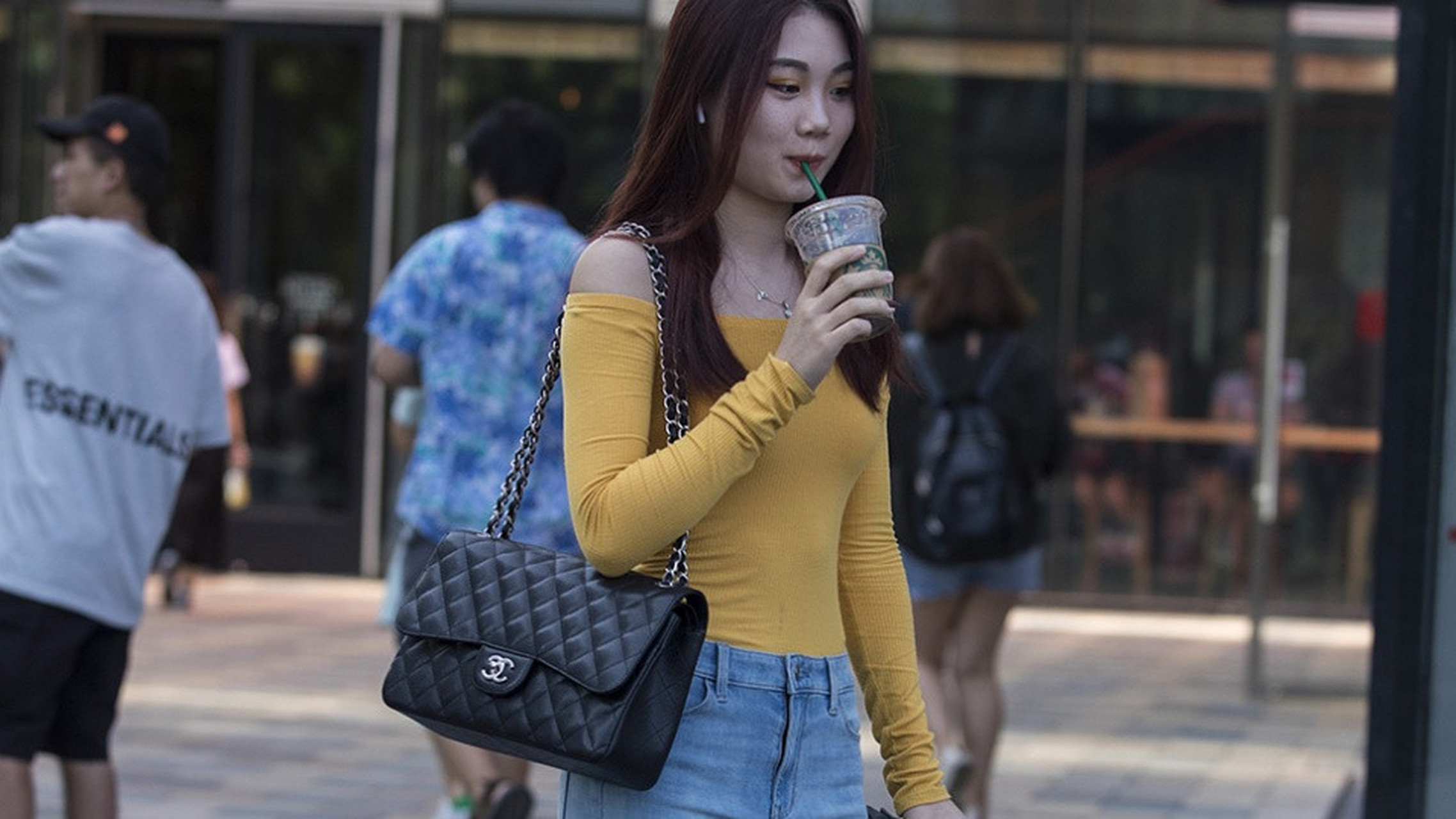 三里屯街拍,拥有完美腿型的女孩子,搭配紧身牛仔裤,真漂亮