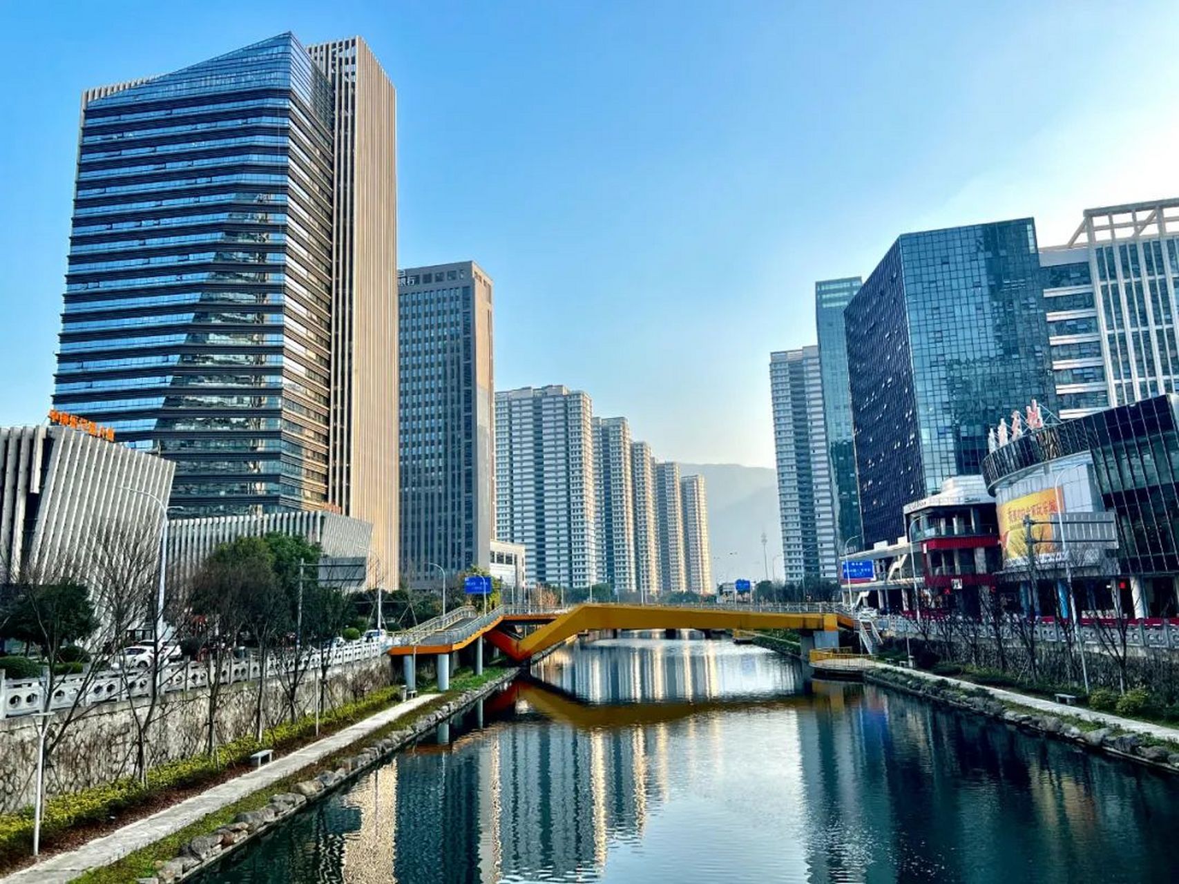 寻美温州# 高楼大厦中间的河也可以成为旅行约会胜地!